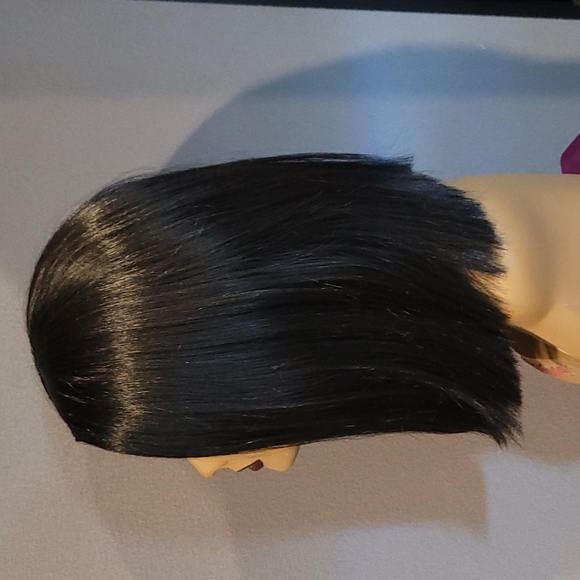Sleek Straight Black Shoulder Length Wig - Picture 4 of 6